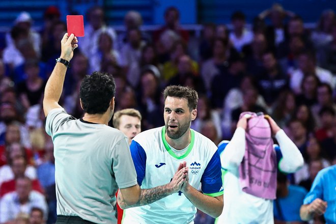 Dean Bombač je zaradi izključitve zaključnih 15 minut spremljal s ob igrišču. FOTO: Sameer Al-doumy/AFP