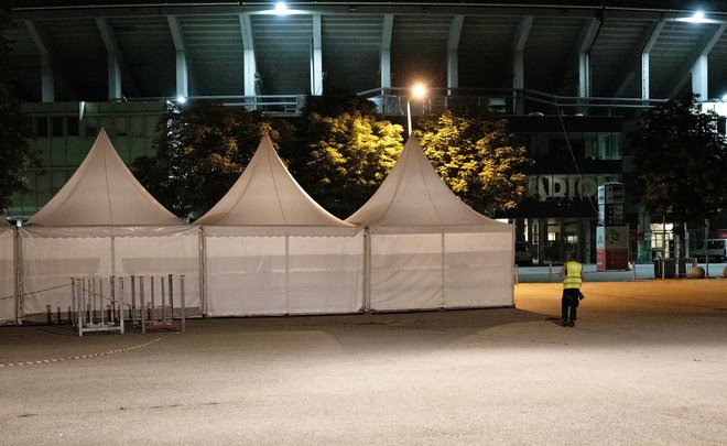 Zaradi načrtovanega terorističnega napadu na Stadionu Ernsta Happla so odpovedali tri koncerte Taylor Swift, ki so bili predvideni od danes do sobote na Dunaju. FOTO: Elisabeth Mandl/Reuters