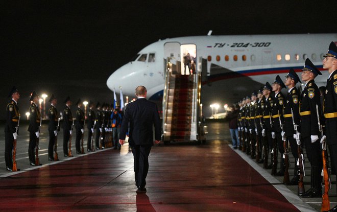 Ruske državljane je na letališču Vnukovo pričakal ruski predsednik Vladimir Putin. FOTO: Kirill Zykov/AFP

 