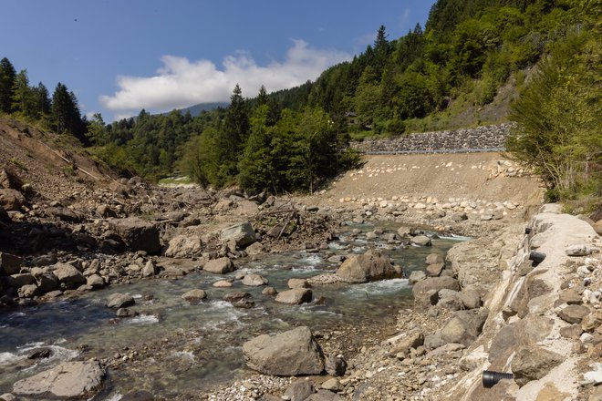 Ena najzahtevnejših ureditev je bila v Strugah. Desno vidimo 15-metrsko zložbo, ki so jo že zasuli in posejali travo. V nekaj letih bo zelena. FOTO: Črt Piksi