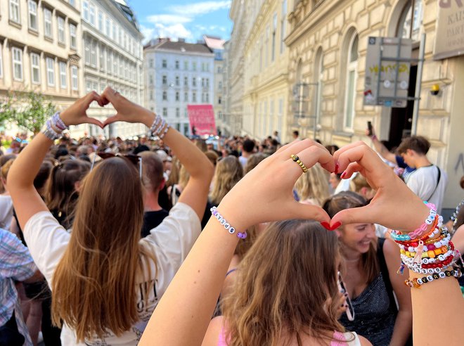 Oboževalke pevke, tako imenovane swifties, so se po odpovedi koncertov zbrale na dunajski Corneliusgasse, ki po imenu spominja na pevkino skladbo Cornelia Street z njenega sedmega albuma. FOTO: Louisa Off/Reuters