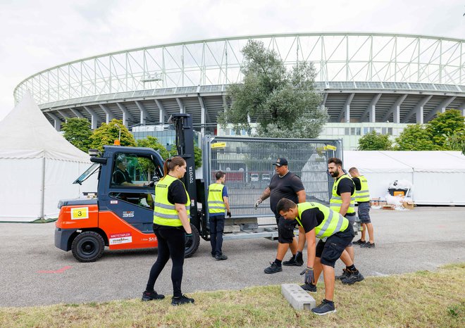 Na Dunaju so bili odpovedani trije koncerti ameriške pevke Taylor Swift, ki bi morali biti danes, jutri in v soboto. Na fotografiji delavci, ki odstranjujejo ograje pred Stadionom Ernsta Happla. FOTO: Florian Wieser/ AFP