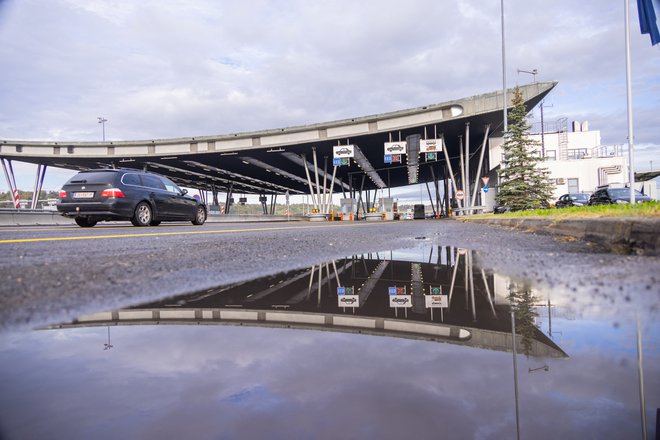 V registracijskem centru bo naenkrat lahko sto ljudi, kar trenutno zadostuje potrebam, so pojasnili na PU Novo mesto. Fotografija je simbolična. FOTO: Antonio Bronić/Reuters