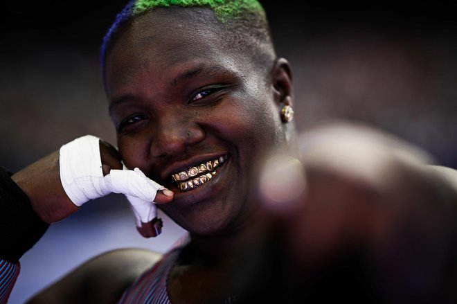 Fotografi so pri Raven Saunders opazili tudi posebne zobe. FOTO: Ben Stansall/AFP