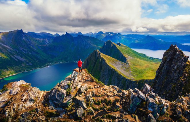 Skandinavija postaja vse bolj zanimiva. Sploh s takšnimi razgledi, kot se ponujajo z gore Husfjellet na otoku Senja na severu Norveške. FOTO: Shutterstock