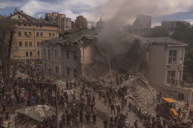 Ruske rakete so julija letos uničile otroško bolnišnico v Kijevu. FOTO: Roman Pilipey/AFP