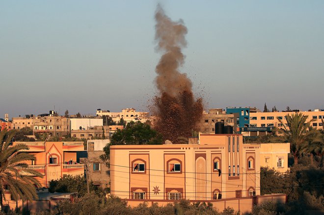 Napadi v Gazi se nadaljujejo.  FOTO: Eyad Baba/AFP