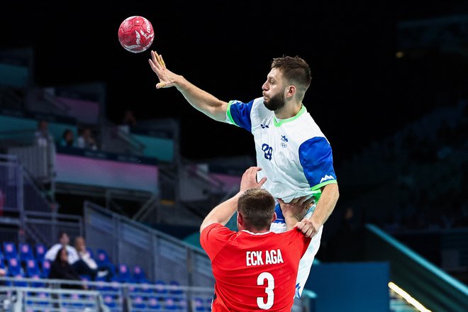 Prvi strelec Slovenije in drugi najboljši na olimpijskem turnirju Aleks Vlah bo pripravljen za dvoboj z Dansko. FOTO: Sameer Al-doumy/AFP