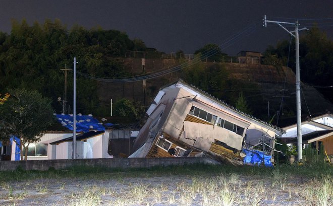 Japonsko sta stresla močna potresa z magnitudama 6,9 in 7,1. FOTO: Kyodo/Reuters