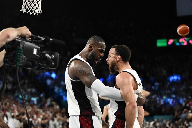 Ne le LeBron James (levo), Stephen Curry je prejel čestitke vseh zvezdniških kolegov po polfinalnem strelskem šovu proti znova nabrušenim in premetenim Srbom. FOTO: Aris Messinis/AFP