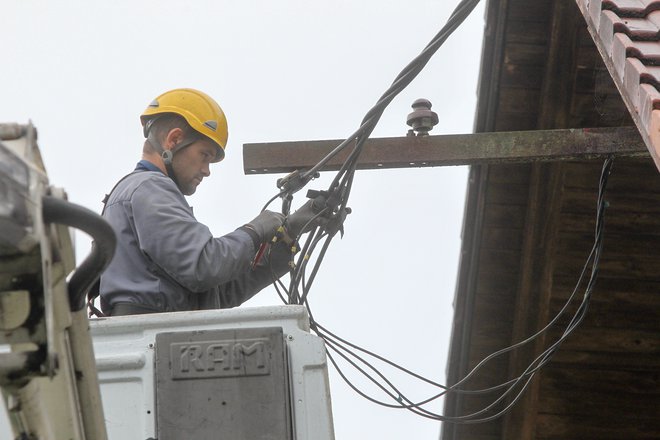 Pet elektrodistributerjev nima zadostnih sredstev za potrebno prenovo distribucijskega omrežja, ki ne bo le dostavljalo elektrike gospodinjstvom, ampak tudi prevzemalo proizvodnjo malih proizvajalcev. FOTO: Marko Feist