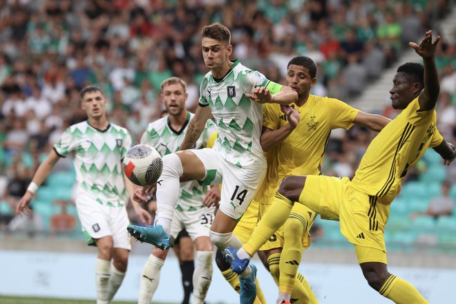 Marcel Ratnik (v sredini) je neprebojen Olimpijin obrambni steber. Zeleno-beli so v šestih tekmah v mesecu dni prejeli le en gol. FOTO: Voranc Vogel/Delo