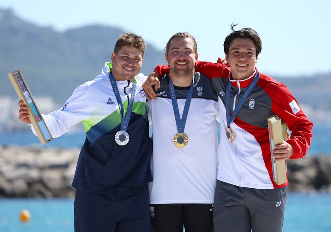 Srebrni Toni Vodišek, zlati Valentin Bontus in bronasti Maximilian Maeder. FOTO: Andrew Boyers/Reuters