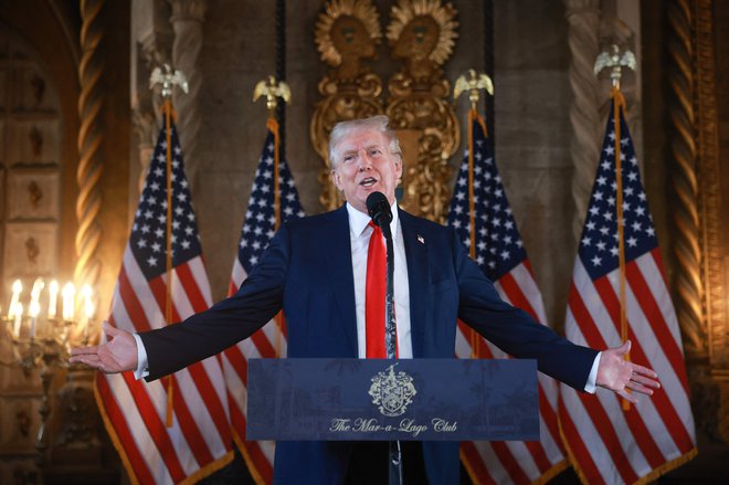 Donald Trump je med novinarsko konferenco v Mar-a-Lagu svojo tekmico izzval na tri septembrska soočenja. Foto Joe Raedle/AFP