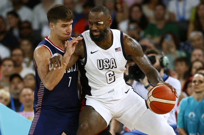 Lebron James je proti Srbom (na fotografiji Bogdan Bogdanović) igral tudi na moč. FOTO: Evelyn Hockstein/Reuters