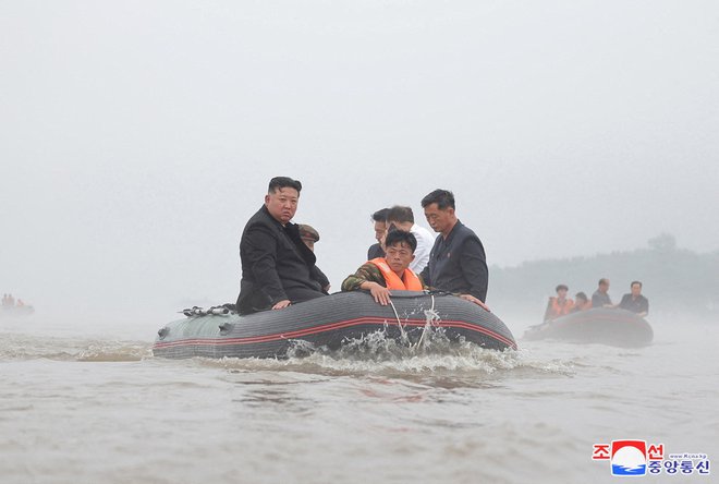 Satelit je prejšnji mesec spremljal luksuzno jahto severnokorejskega voditelja Kim Džong Una. Posnetki kažejo, da je 80 metrov dolga ladja z olimpijskim bazenom in velikanskim toboganom od vzhodne obale polotoka izplula na morje. FOTO: Kcna via Reuters