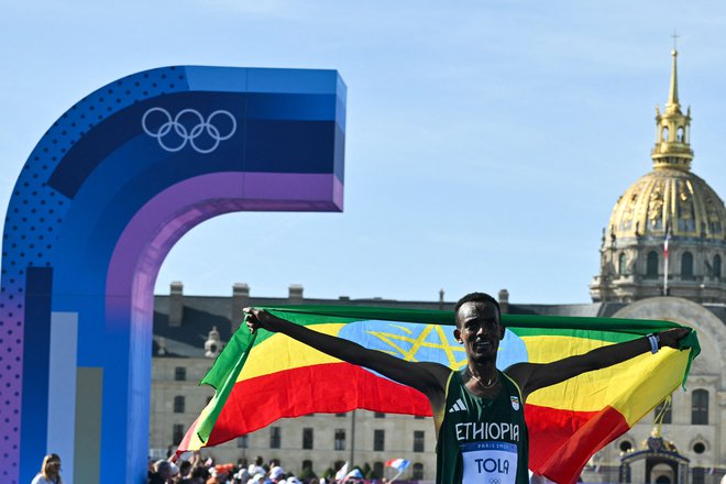 Tamirat Tola je zmagovalec maratona. FOTO: Andrej Isaković/AFP