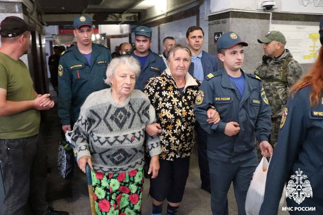 Z območja Kurska so ruske enote evakuirale precej prebivalcev. FOTO: Rusko ministrstvo za izredne razmere via Reuters