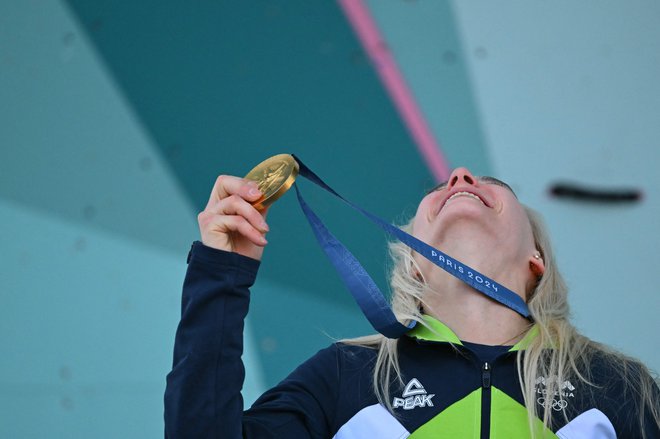 Veselje zlate Janje z novo olimpijsko kolajno najbolj žlahtnega leska. FOTO: Fabrice Coffrini/AFP