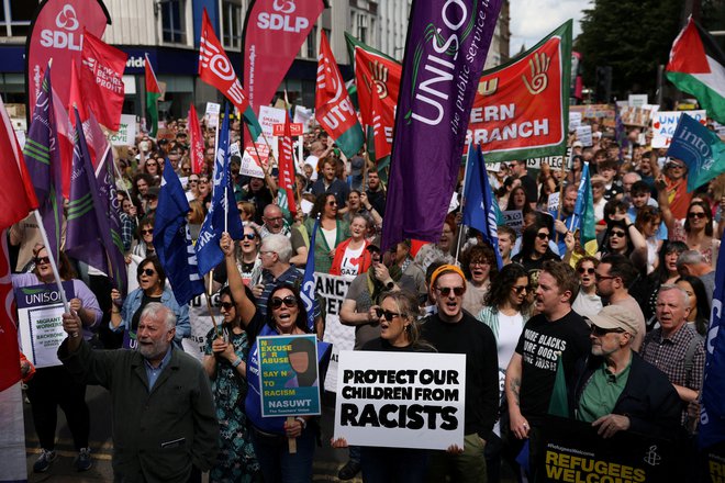 Največji shod proti rasizmu je danes potekal v Belfastu. FOTO: Hollie Adams/Reuters