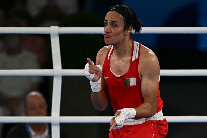 Imane Khelif se je takole veselila zmage v finalu. FOTO: Mauro Pimentel/AFP