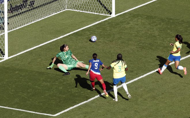 Mallory Swanson je takole dosegla zmagoviti gol za reprezentanco ZDA. FOTO: Benoit Tessier/Reuters