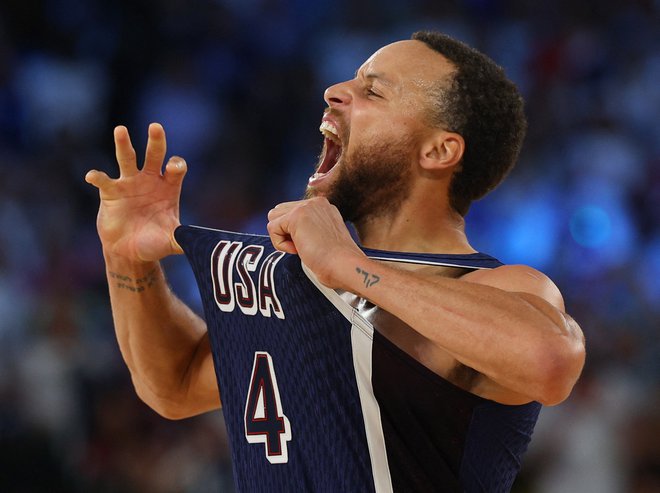 Stephen Curry je zadel kar osem metov za tri točke. FOTO: Brian Snyder/Reuters