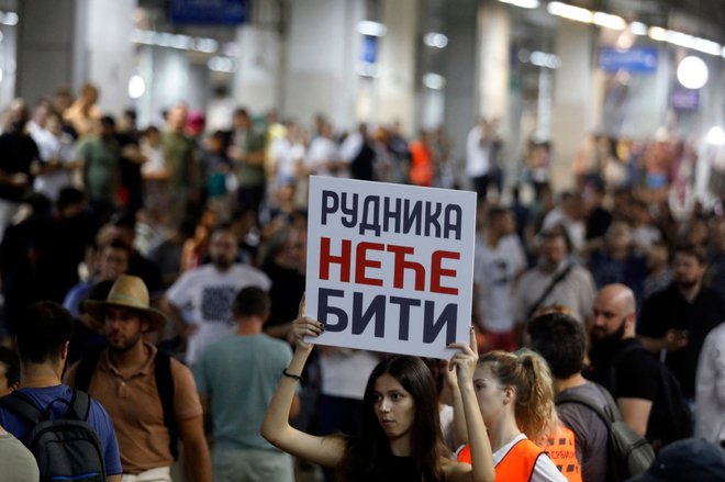 Protestniki s transparenti 'rudnika ne bo'. FOTO: Marko Djokovic/AFP