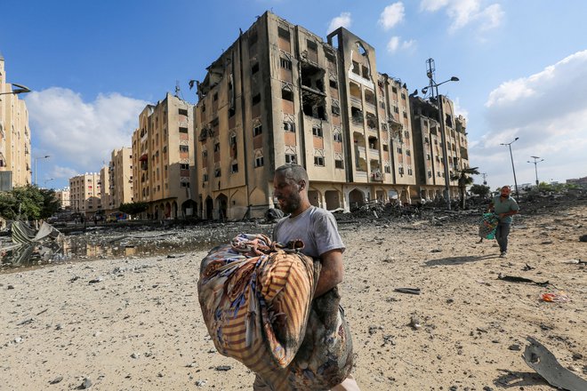 Izraelska vojska je ukazala evakuacijo več delov t.i. humanitarne cone v severnem delu Han Junisa pred začetkom nove vojaške operacije v tem mestu na jugu območja Gaze. FOTO: Hatem Khaled/Reuters