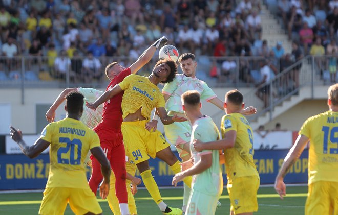 Nogometaši Olimpije so v Domžalah prvič v sezoni izgubili dve točki, mrežo pa so še ohranili nedotaknjeno. FOTO: Blaž Samec/Delo