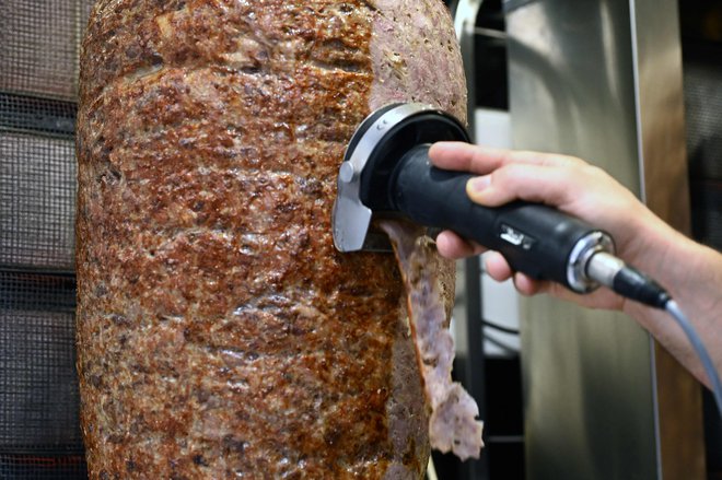 Če bi Bruselj ugodil predlogu za zaščito, bi se doner kebab po novem lahko imenovale le jedi v značilnem kruhu, ki vsebujejo ustrezno pripravljeno goveje ali jagnječje meso. FOTO: Ina Fassbender/AFP