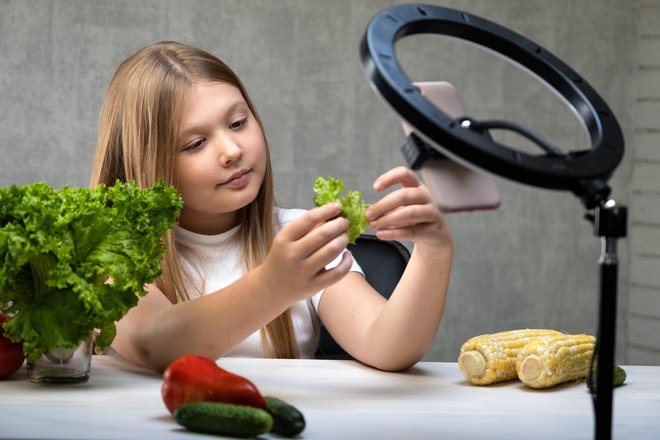 Mladostniki spremljajo spletne vplivneže in se po njih zgledujejo, v njih vidijo uspešne ljudi in marsikdo jih želi posnemati, pravi Puschner. Foto Shutterstock