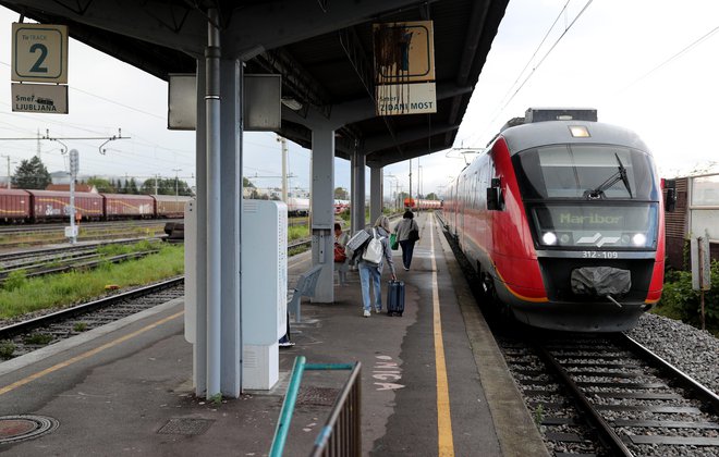 Med nadzorom bodo predstavniki Slovenskih železnic, republiškega inšpektorata za železniški promet in policije izvajali poostrene kontrole na najbolj kritičnih železniških prehodih in mestih, kjer se dogajajo prekrški. FOTO: Blaž Samec