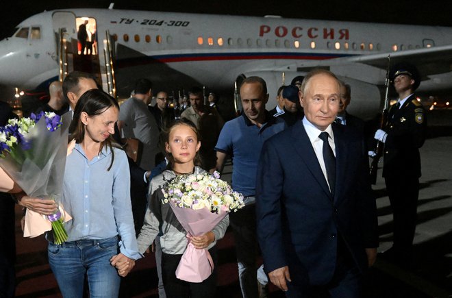 Ruska vohuna, ki so ju ujeli v Sloveniji, na moskovskem letališču. FOTO: Mikhail Voskresensky via Reuters