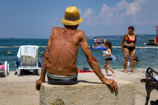 V morju se boste težko ohladili, saj ima v teh dneh okoli 30 stopinj Celzija. FOTO: Voranc Vogel/Delo