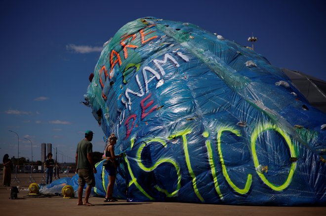 Letos so okoljevarstveniki v Braziliji na onesnaženost opozorili s plastičnim cunamijem. FOTO: Adriano Machado/Reuters