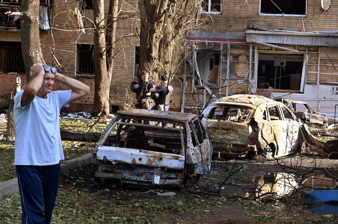 Doslej so iz obmejnih predelov Kurske oblasti evakuirali že 121.000 ljudi, vseh skupaj pa jih morajo izseliti 180.000.

FOTO: Anatolij Ždanov/Reuters