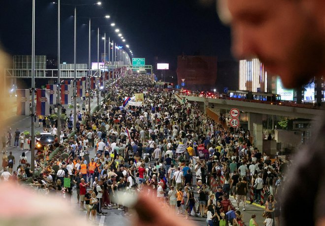 Več deset tisoč protestnikov proti izkopavanju litija je v soboto takole zasedlo avtocesto v bližini Beograda. Foto Zorana Jevtic Reuters