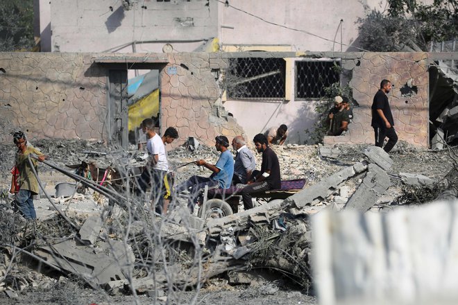 Posledice izraelskega bombardiranja v osrednjem delu Gaze FOTO: Eyad Baba/Afp