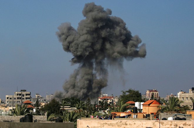 Oblak dima nad Nuseiratom v Gazi po najnovejšem izraelskem bombardiranju oblegane palestinske enklave. FOTO: Eyad Baba/Afp