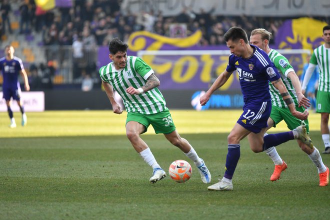 Posavec v vijoličnem Gregor Sikošek ne pričakuje velikih sprememb v moštvu po uradnem prevzemu kluba novega vlagatelja. FOTO: Marko Pigac/Delo