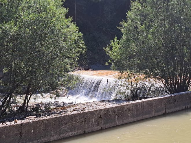 Obnovljeni jez v Savinji omogoča, da voda priteče v kanal za malo hidroelektrarno. FOTO: Špela Kuralt/Delo