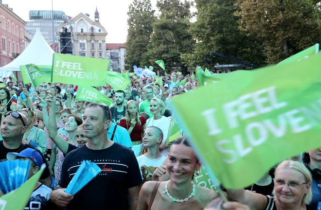 Številni so že komaj čakali, da se njihovi olimpijski junaki vrnejo domov. FOTO: Blaž Samec/Delo