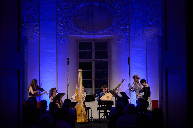 Na prvem festivalskem večeru je nastopila nizozemska zasedba Castello Consort, del katere je tudi za komorno glasbo neznačilna pozavna. FOTO: Jana Jocif