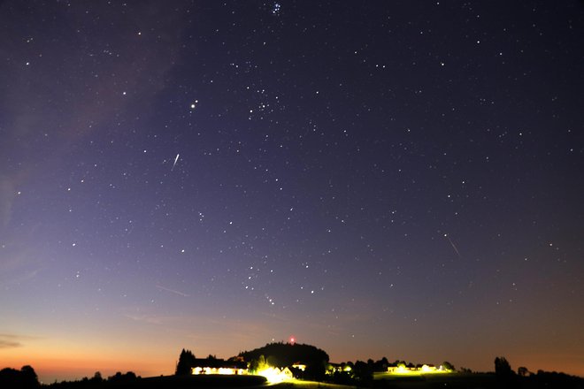 Sinoči je bila frekvenca tudi 50 utrinkov na uro, kar pomeni, da je bilo vsakih nekaj minut mogoče opaziti utrinek na nebu. FOTO: Igor Žiberna