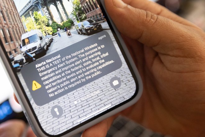 V primeru naravnih nesreč bodo uporabniki mobilnih telefonov na ogroženem območju prejeli posebna sporočila po tehnologiji cell broadcast. FOTO: Vanessa Carvalho/AFP