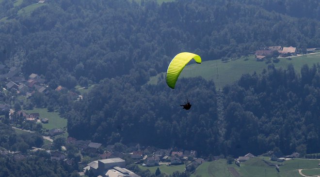 Jadralni padalec, državljan Nemčije, se je na polet odpravil v lastni režiji. Fotografija je simbolična. FOTO: Blaž Samec/Delo