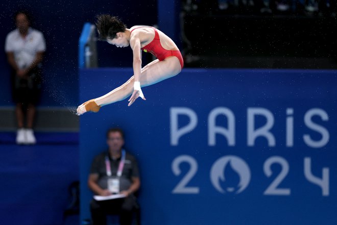 Quan Hongchan je na olimpijskih igrah v Parizu osvojila zlato medaljo v skokih z desetmetrske ploščadi, in to z enotno oceno sodnikov 10 od možnih 10 točk. FOTO: Leah Millis/Reuters