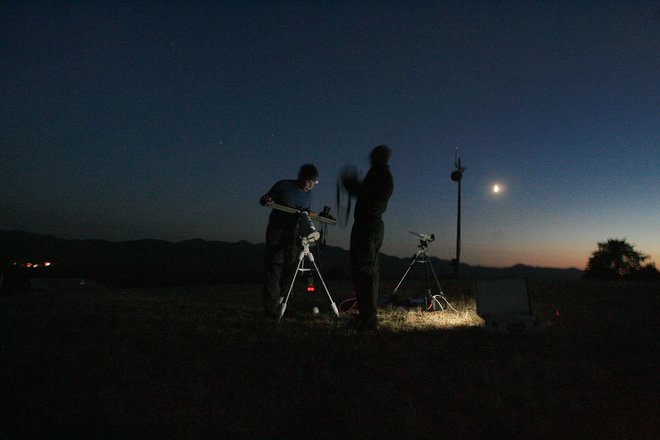 Opazovanje meteorskega dežja. FOTO: Leon Vidic/Delo