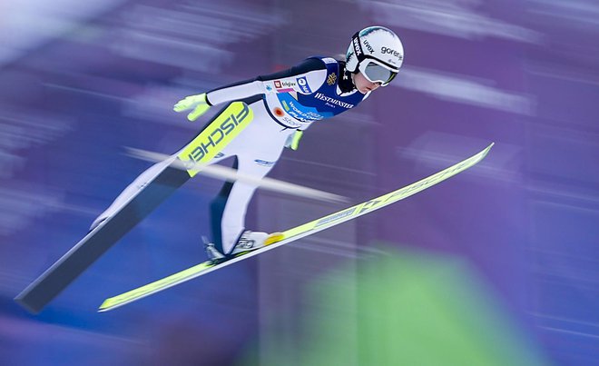 Ema Klinec je včeraj poletela do svoje četrte zmage v veliki nagradi, druge v Courchevelu. FOTO: Matej Družnik/Delo